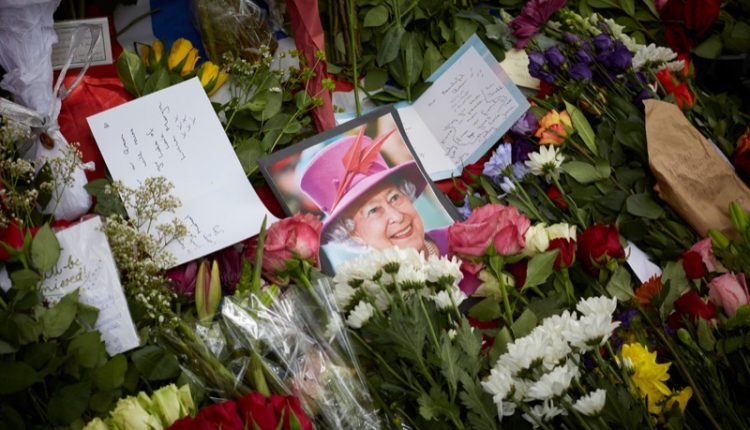 London,,England,Uk,-,September,10,2022:,Tributes,,Cards,,Messages,
