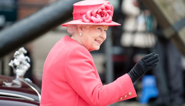 Liverpool,,England,-,May,17,2012:,Her,Royal,Highness,Queen
