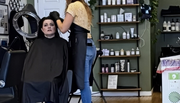Robyn Brown Seen At A Hair Salon – Via Reddit