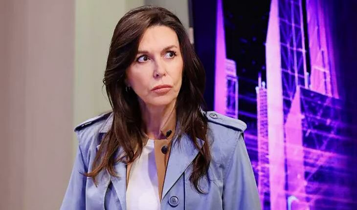 Anna Devane (Finola Hughes)