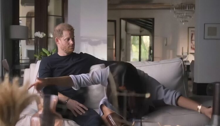 Meghan mocked the curtsey to the Queen – Netflix – YouTube