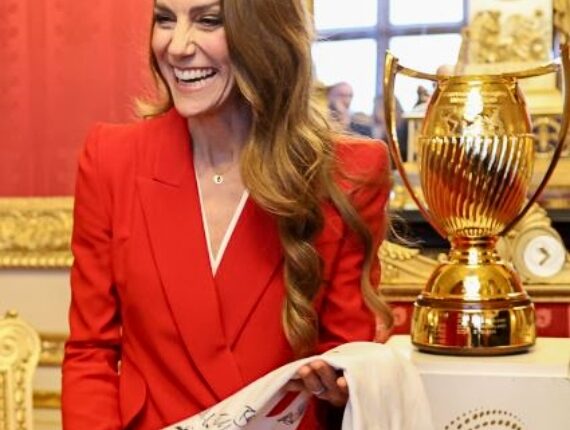 Catherine next to the trophy – Instagram