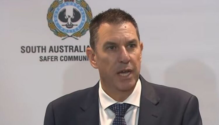 Detective Superintendent Darren Fielke – 7 News – YouTube