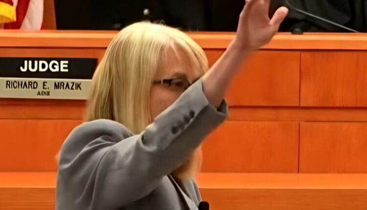 Wendy Lewis tells the jury to raise their hands for Kouri’s innocence – Court TV – YouTube