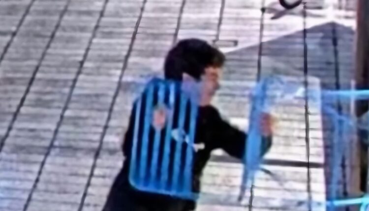 Grainy footage of suspect Daniel Alejandro Moreno-Gama – CBS News – YouTube