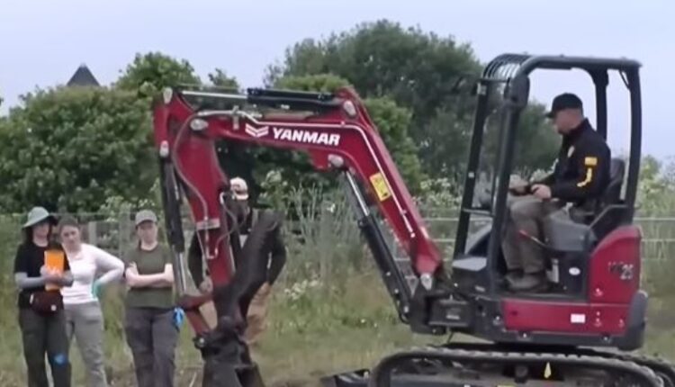 Excavators used to recover remains of dogs – KRCR News Channel 7 – YouTube