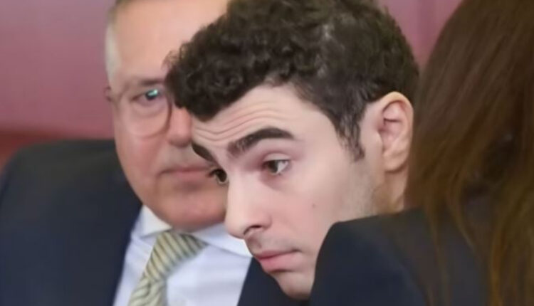 Luigi in court ahead of guilty federal plea – YouTube