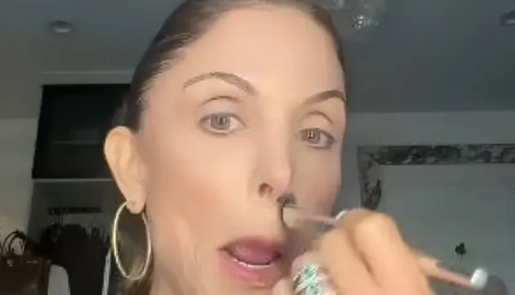 Bethenny dropped the news while doing her makeup – Instagram